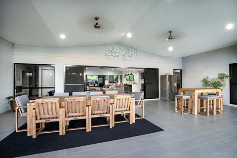 Sunset Penthouse Couples Retreat, Close To Airlie Beach, Champagne On Arrival - Southport Accommodation 2