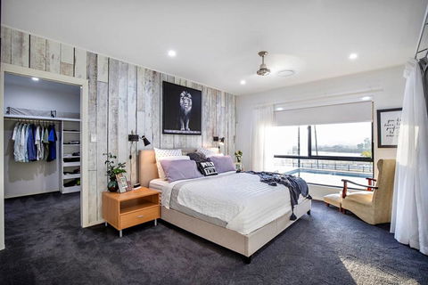 Sunset Penthouse Couples Retreat, Close To Airlie Beach, Champagne On Arrival - Southport Accommodation 0