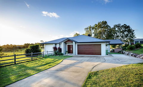 Sunset Retreat Airlie Beach Rural Getaway - Southport Accommodation 0