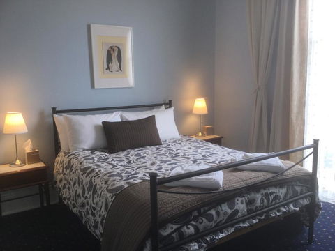 The Bank Guesthouse Glen Innes - Southport Accommodation 1