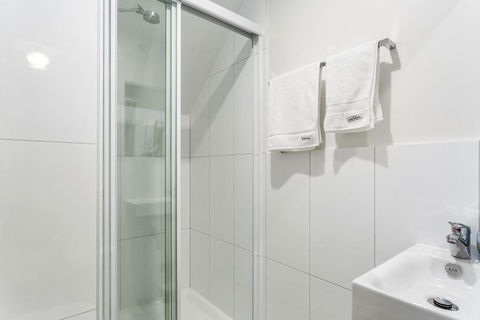 Cambridge House Bed & Breakfast - Southport Accommodation 24