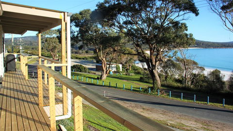 KINGFISHER COTTAGE Beachfront At The Binalong Bay - Southport Accommodation 8
