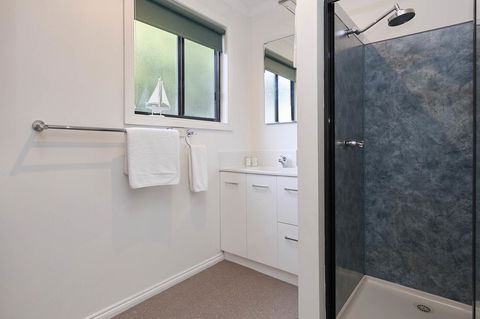 KINGFISHER COTTAGE Beachfront At The Binalong Bay - Southport Accommodation 2