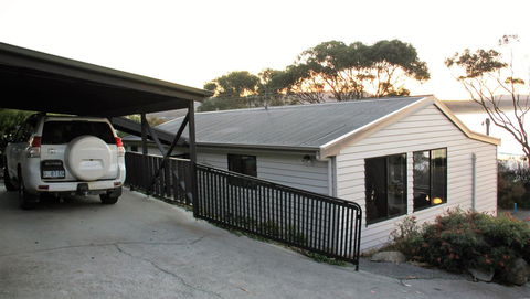 KINGFISHER COTTAGE Beachfront At The Binalong Bay - Southport Accommodation 21