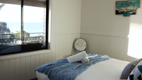 KINGFISHER COTTAGE Beachfront At The Binalong Bay - Southport Accommodation 11