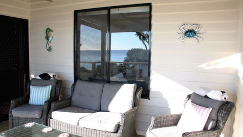 KINGFISHER COTTAGE Beachfront At The Binalong Bay - Southport Accommodation 7