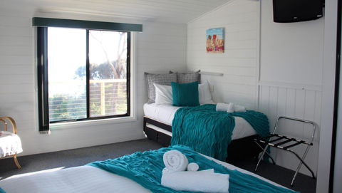 KINGFISHER COTTAGE Beachfront At The Binalong Bay - Southport Accommodation 5