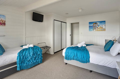 KINGFISHER COTTAGE Beachfront At The Binalong Bay - Southport Accommodation 3