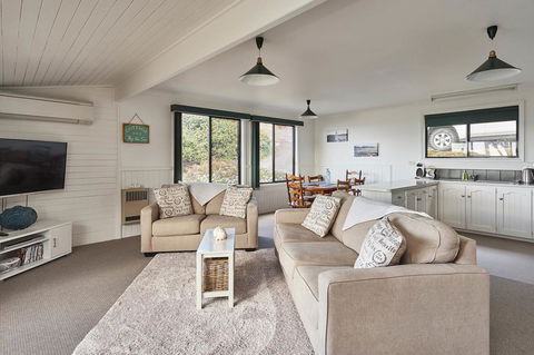 KINGFISHER COTTAGE Beachfront At The Binalong Bay - Southport Accommodation 4