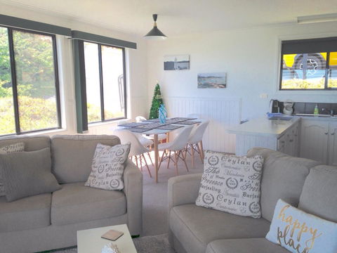 KINGFISHER COTTAGE Beachfront At The Binalong Bay - Southport Accommodation 24