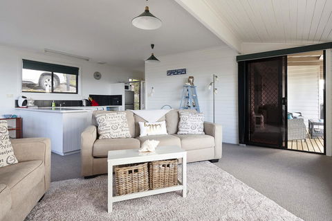 KINGFISHER COTTAGE Beachfront At The Binalong Bay - Southport Accommodation 22