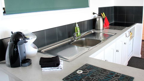 KINGFISHER COTTAGE Beachfront At The Binalong Bay - Southport Accommodation 18