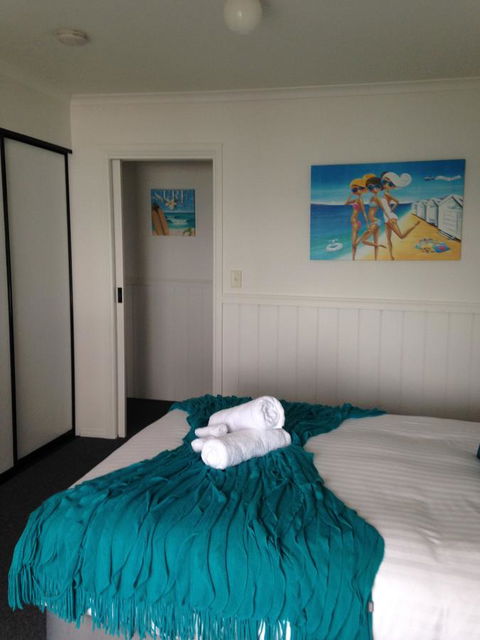 KINGFISHER COTTAGE Beachfront At The Binalong Bay - Southport Accommodation 25