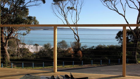 KINGFISHER COTTAGE Beachfront At The Binalong Bay - Southport Accommodation 6