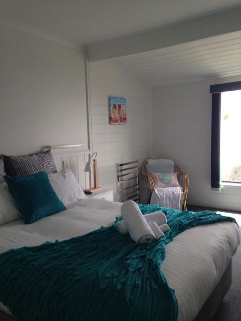 KINGFISHER COTTAGE Beachfront At The Binalong Bay - Southport Accommodation 23