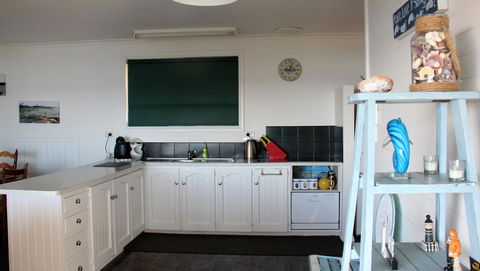 KINGFISHER COTTAGE Beachfront At The Binalong Bay - Southport Accommodation 20