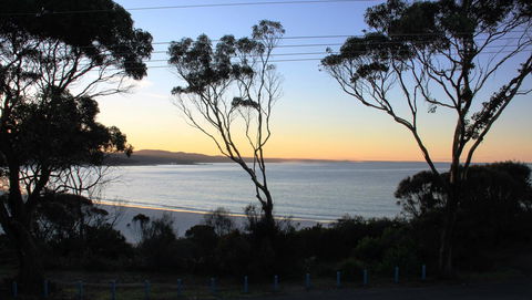 KINGFISHER COTTAGE Beachfront At The Binalong Bay - Southport Accommodation 19