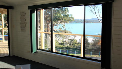KINGFISHER COTTAGE Beachfront At The Binalong Bay - Southport Accommodation 13