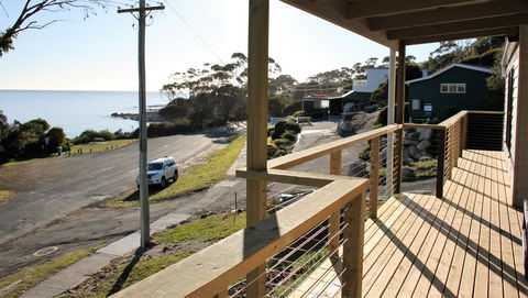 KINGFISHER COTTAGE Beachfront At The Binalong Bay - Southport Accommodation 9