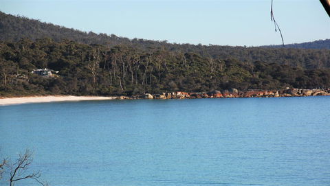 KINGFISHER COTTAGE Beachfront At The Binalong Bay - Southport Accommodation 12