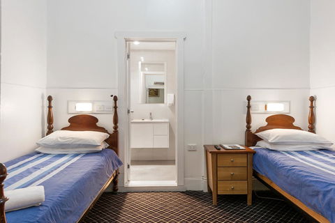Empire Hotel Queenstown - Southport Accommodation 4