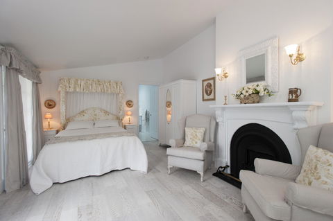 White Dove Cottage Bed And Breakfast - Southport Accommodation 0