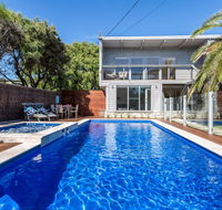 Front Beach House - Southport Accommodation