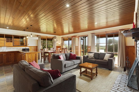 Apollo Bay Cottages - Accommodation Southport 2