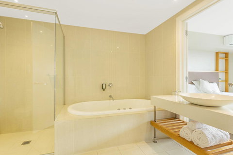 Deep Blue Hotel & Hot Springs - Accommodation Southport 20