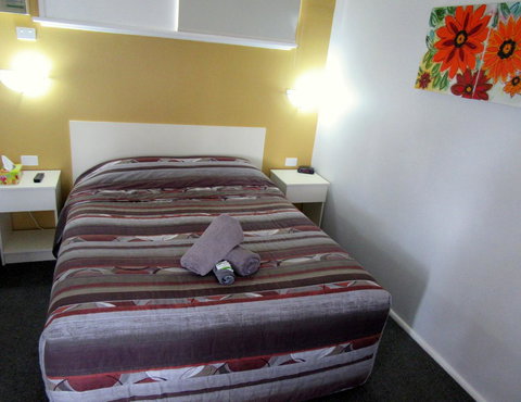 The Highlander Motel - 24HR Check In - Accommodation Southport 13