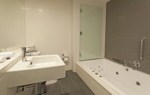 Causeway 353 Hotel - Accommodation Southport 9