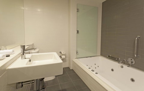 Causeway 353 Hotel - Accommodation Southport 29