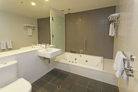 Causeway 353 Hotel - Accommodation Southport 35