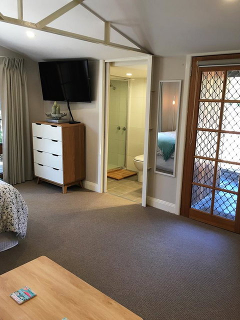 The Cosy Bungalow - Accommodation Southport 3