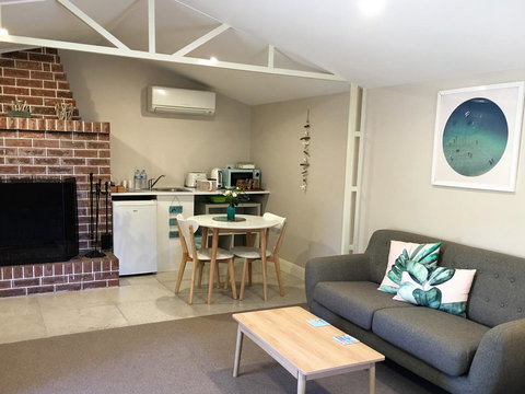 The Cosy Bungalow - Accommodation Southport 7