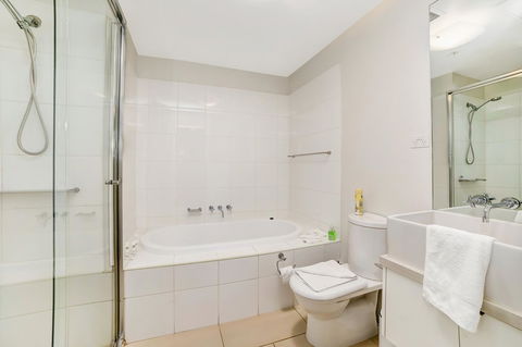 Signature Waterfront Apartments - Southport Accommodation 14