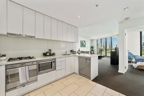 Signature Waterfront Apartments - Southport Accommodation 28