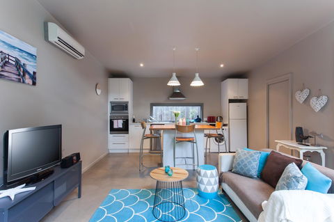 The Love Shack - Romantic Bungalow - Southport Accommodation 2