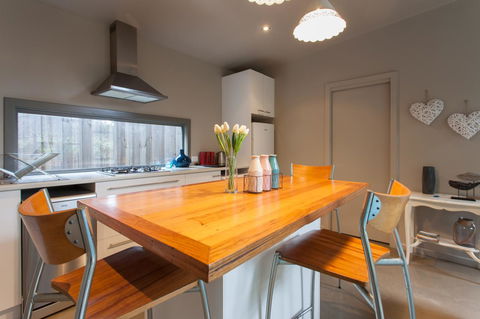 The Love Shack - Romantic Bungalow - Southport Accommodation 4
