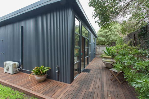 The Love Shack - Romantic Bungalow - Southport Accommodation 1
