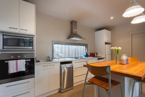 The Love Shack - Romantic Bungalow - Southport Accommodation 5