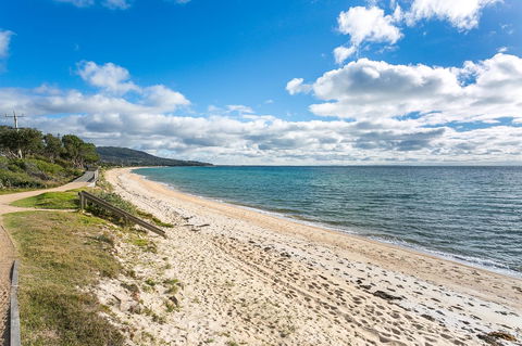 Beach Front Beauty - Ocean Front Views - Southport Accommodation 3
