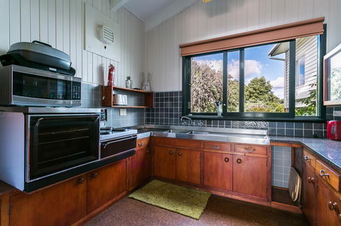 Beach Front Beauty - Ocean Front Views - Southport Accommodation 8