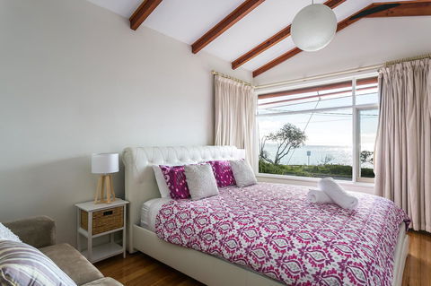 Beach Front Beauty - Ocean Front Views - Southport Accommodation 9