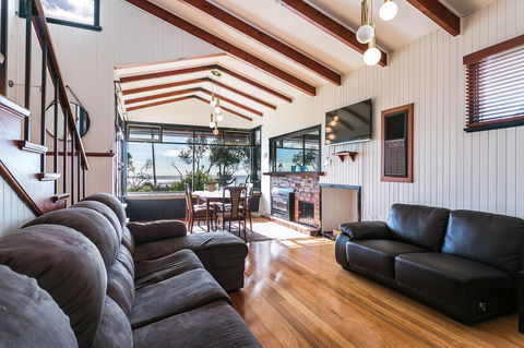 Beach Front Beauty - Ocean Front Views - Southport Accommodation 6