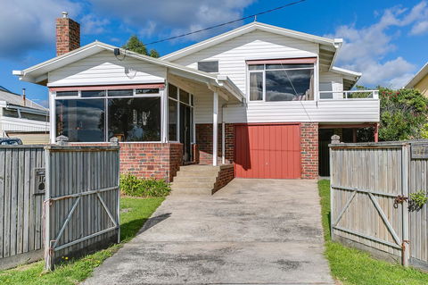 Beach Front Beauty - Ocean Front Views - Southport Accommodation 17