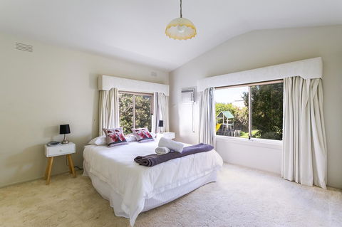 Beach Front Beauty - Ocean Front Views - Southport Accommodation 10