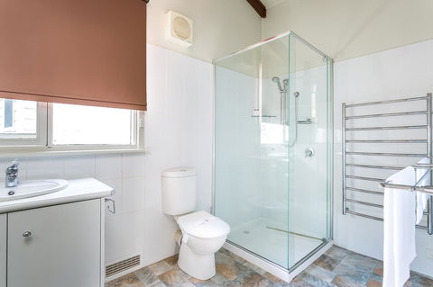 Beach Front Beauty - Ocean Front Views - Southport Accommodation 13