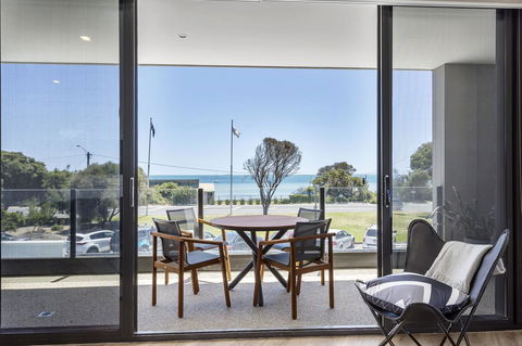 Blairgowrie Apartment 1 - On The Beach - Southport Accommodation 0