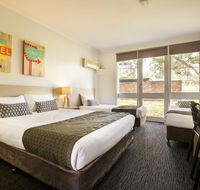 Burvale Hotel - Southport Accommodation